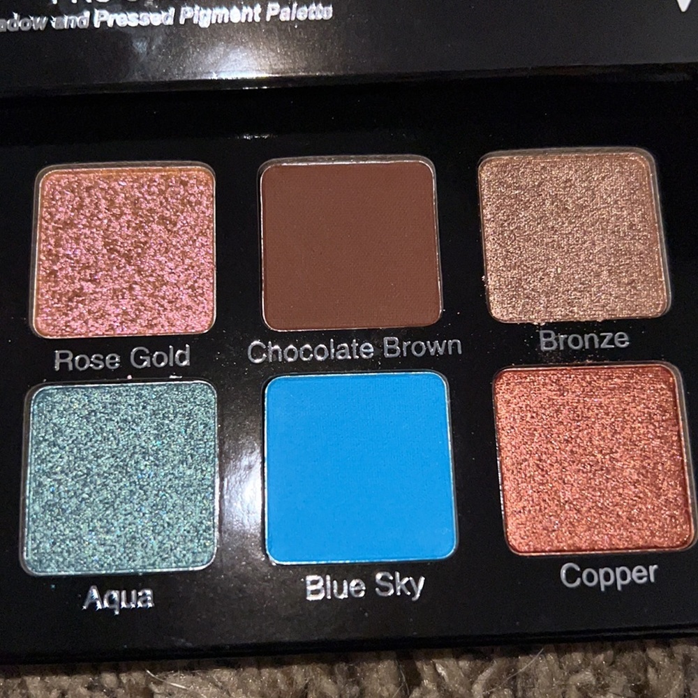 Violet Voss Essentials 2 - Picture 3 of 3